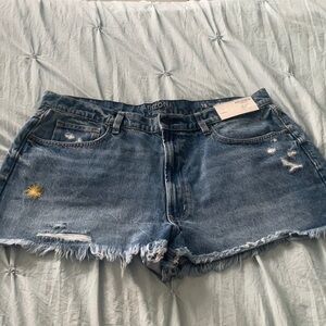 NWT Arizona Jean Company Sz 19 Embroidered Distressed Denim Shorts